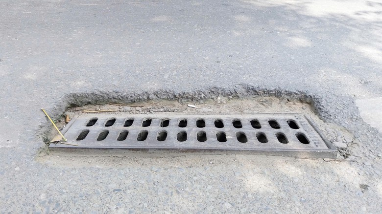 Nhiều nắp cống trên QL30 Đồng Tháp hư hỏng, người đi đường nơm nớp lo mắc "bẫy"- Ảnh 4. Nhiều nắp cống trên QL30 Đồng Tháp hư hỏng, người đi đường nơm nớp lo mắc "bẫy"- Ảnh 4.