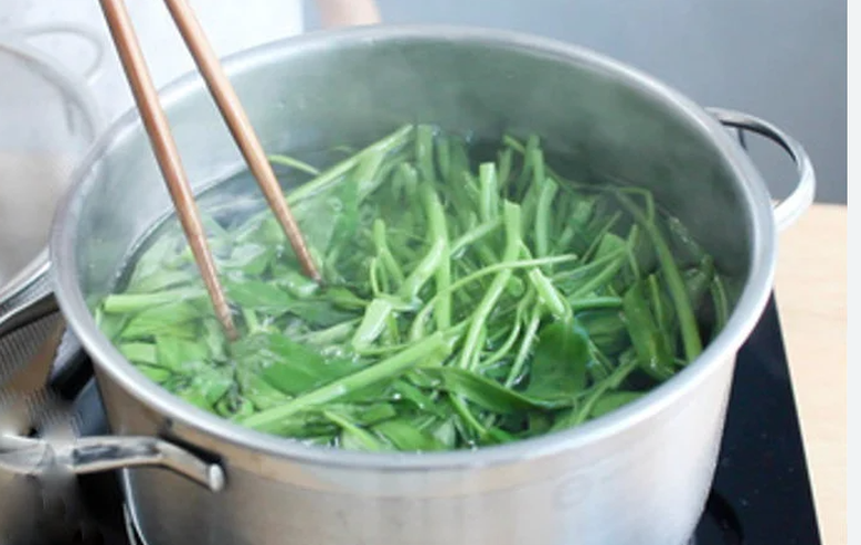 Luộc rau đậy vung hay mở mới đ&uacute;ng, thử c&aacute;ch n&agrave;y vừa xanh vừa kh&ocirc;ng mất chất- Ảnh 3.