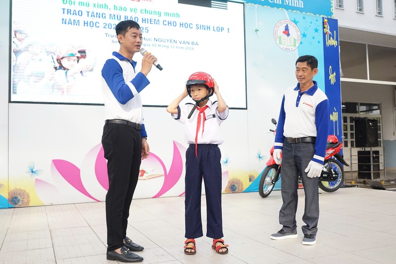 Hàng nghìn học sinh ở TP Thủ Đức được HEAD Sơn Minh tập huấn kiến thức ATGT- Ảnh 3. Hàng nghìn học sinh ở TP Thủ Đức được HEAD Sơn Minh tập huấn kiến thức ATGT- Ảnh 3.