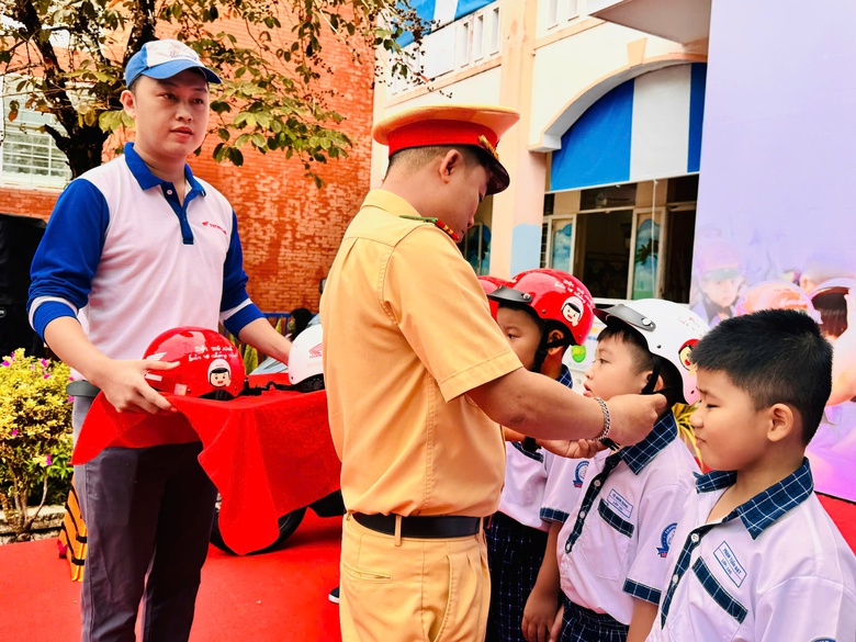 200 học sinh lớp 1 ở Cần Thơ được tặng mũ bảo hiểm đ&uacute;ng chuẩn- Ảnh 1.