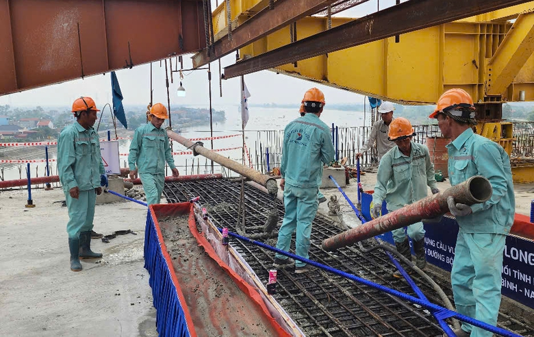 Hợp long cầu vượt s&ocirc;ng Đ&aacute;y nối 2 tỉnh Ninh B&igrave;nh - Nam Định- Ảnh 1.