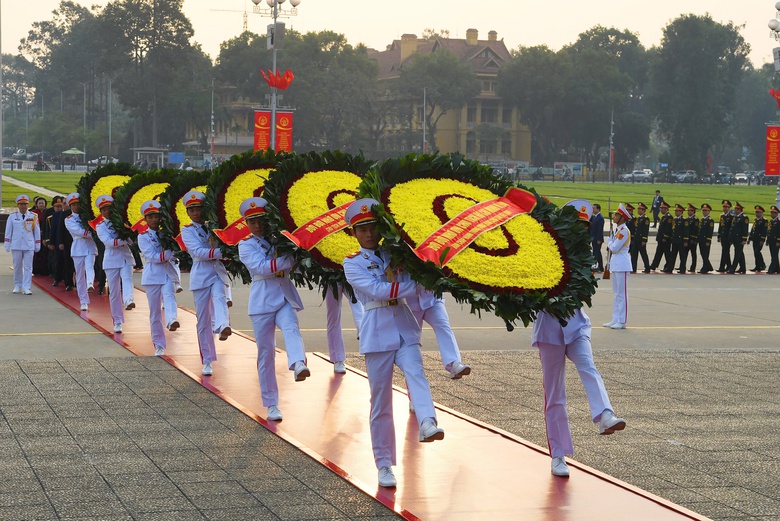 L&atilde;nh đạo Đảng v&agrave; Nh&agrave; nước viếng Chủ tịch Hồ Ch&iacute; Minh nh&acirc;n kỷ niệm 80 năm QĐND Việt Nam- Ảnh 2.