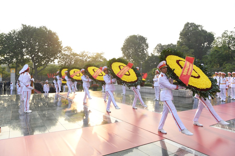 L&atilde;nh đạo Đảng v&agrave; Nh&agrave; nước viếng Chủ tịch Hồ Ch&iacute; Minh nh&acirc;n kỷ niệm 80 năm QĐND Việt Nam- Ảnh 4.