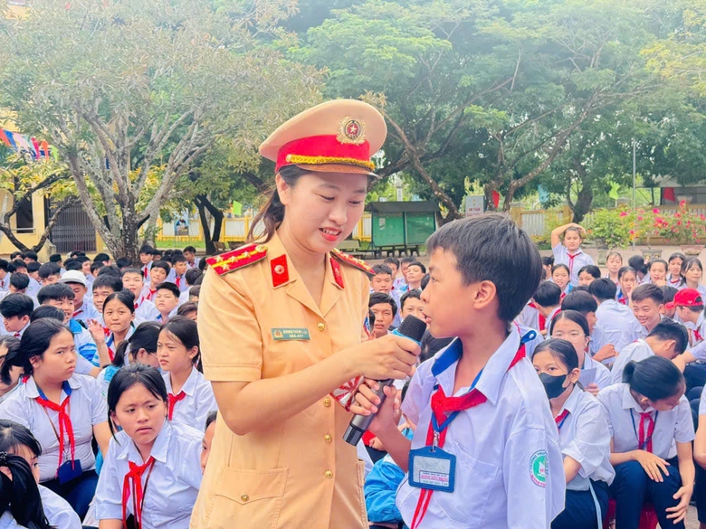 CSGT Quảng Ng&atilde;i bắt giữ h&agrave;ng loạt qu&aacute;i xế tuổi teen- Ảnh 3.