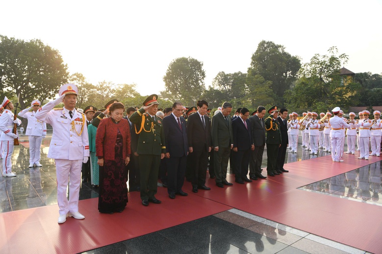 L&atilde;nh đạo Đảng v&agrave; Nh&agrave; nước viếng Chủ tịch Hồ Ch&iacute; Minh nh&acirc;n kỷ niệm 80 năm QĐND Việt Nam- Ảnh 5.