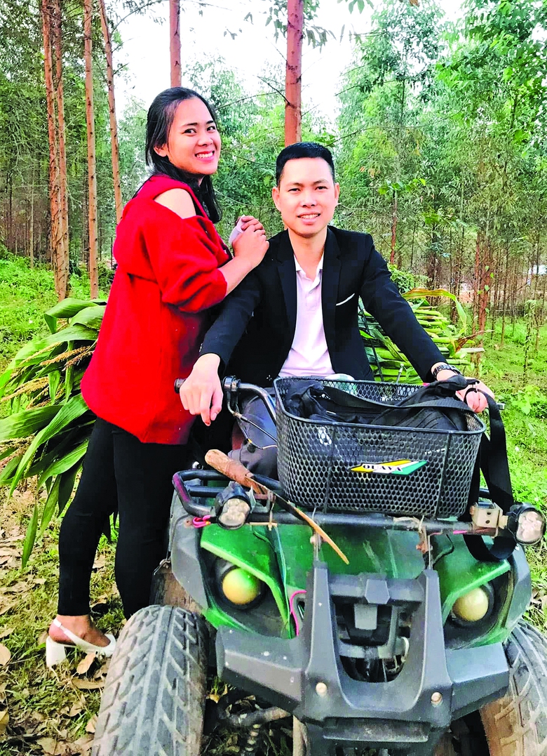 Hạnh ph&uacute;c của &ldquo;hoa kh&ocirc;i l&agrave;ng&rdquo; lấy chồng ngồi xe lăn - Ảnh 2.