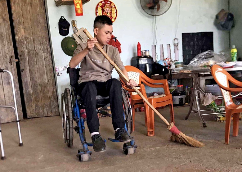Hạnh ph&uacute;c của &ldquo;hoa kh&ocirc;i l&agrave;ng&rdquo; lấy chồng ngồi xe lăn - Ảnh 3.
