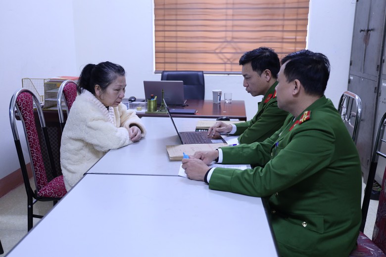 L&agrave;o Cai: Bắt nữ qu&aacute;i mua b&aacute;n người sau 23 năm trốn truy n&atilde; ở nước ngo&agrave;i- Ảnh 1.