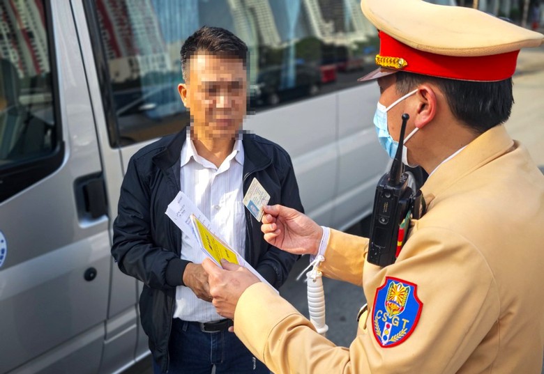 GPLX tích hợp bị tước quyền sử dụng, có được đổi giấy phép còn lại?- Ảnh 1. GPLX tích hợp bị tước quyền sử dụng, có được đổi giấy phép còn lại?- Ảnh 1.