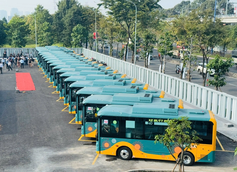 Khai trương 17 tuyến xe bu&yacute;t điện kết nối c&aacute;c nh&agrave; ga metro số 1- Ảnh 1.