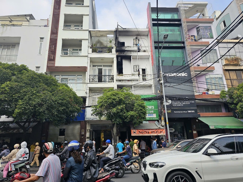 Hiện trường vụ ch&aacute;y khiến 2 người tử vong, hơn 10 người nhập viện ở TP.HCM- Ảnh 1.