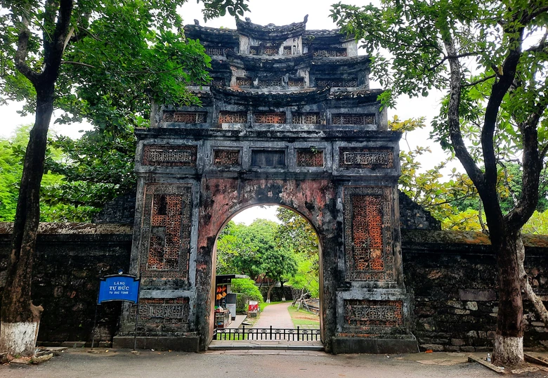 Kh&aacute;m ph&aacute; khu lăng mộ như ho&agrave;ng cung thu nhỏ của vị vua trị v&igrave; l&acirc;u nhất triều Nguyễn- Ảnh 3.