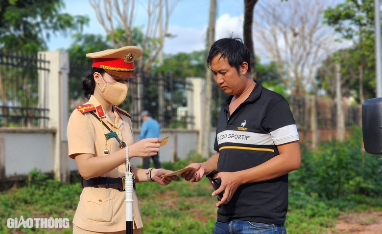 CSGT Đắk Lắk h&oacute;a trang, mật phục ghi h&igrave;nh xử l&yacute; &ldquo;xe d&ugrave;, bến c&oacute;c&rdquo;- Ảnh 3.