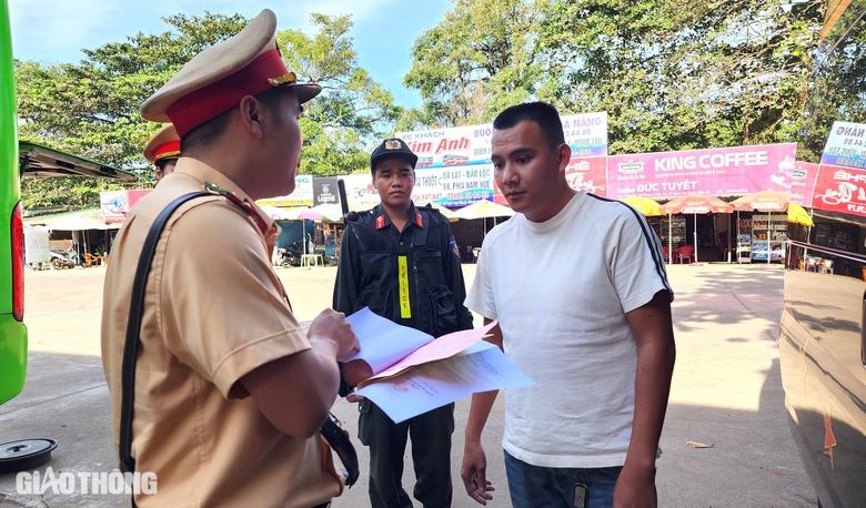 CSGT Đắk Lắk h&oacute;a trang, mật phục ghi h&igrave;nh xử l&yacute; &ldquo;xe d&ugrave;, bến c&oacute;c&rdquo;- Ảnh 2.