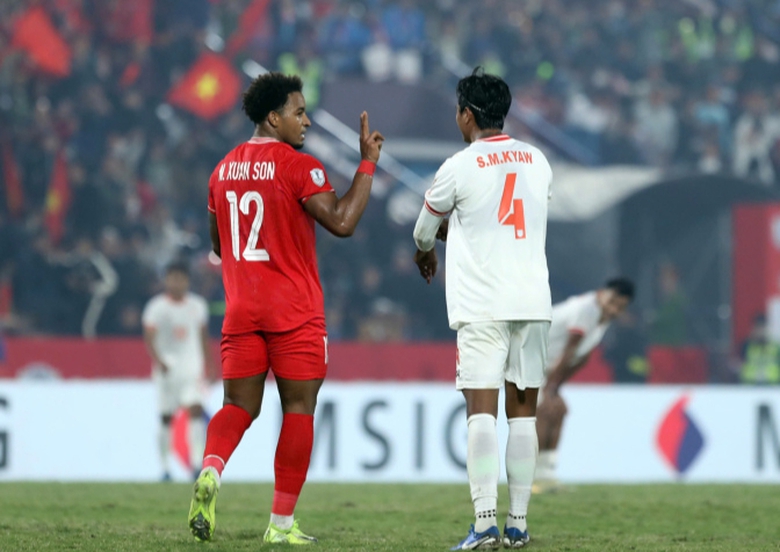 Xuân Son đáp trả cực gắt khi bị hậu vệ Myanmar miệt thị- Ảnh 1. Xuân Son đáp trả cực gắt khi bị hậu vệ Myanmar miệt thị- Ảnh 1.