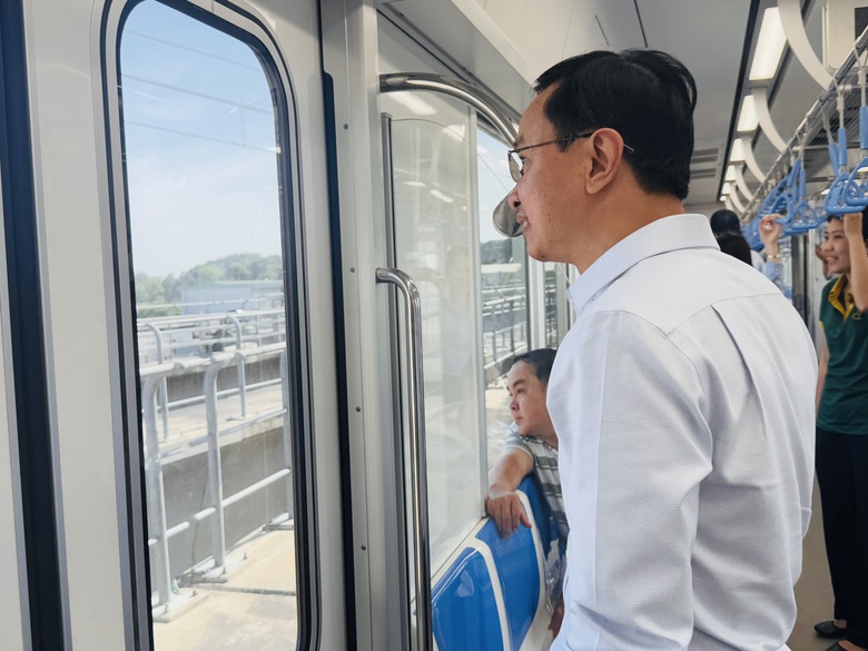 H&agrave;nh kh&aacute;ch h&aacute;o hức tr&ecirc;n chuyến metro đầu ti&ecirc;n của TP.HCM- Ảnh 12.