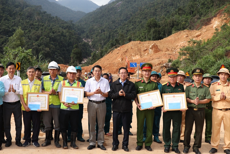 Kh&aacute;nh H&ograve;a tặng bằng khen c&aacute;c tập thể xuất sắc nỗ lực khắc phục sạt lở đ&egrave;o Kh&aacute;nh L&ecirc;- Ảnh 1.