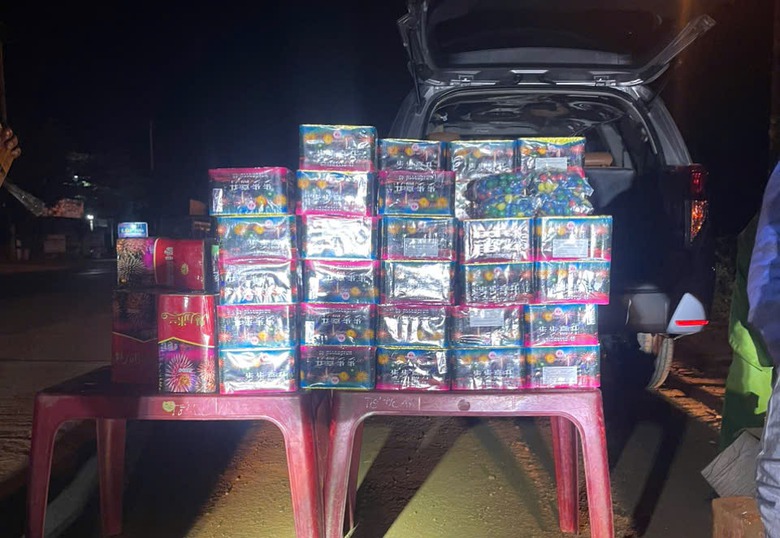 &Ocirc; t&ocirc; chở ph&aacute;o lậu, l&aacute;i xe xuất tr&igrave;nh thẻ nh&agrave; b&aacute;o giả- Ảnh 1.