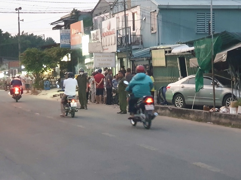 Ô tô lao lên vỉa hè tông sập ki-ốt, người đi đường bỏ xe chạy thoát thân- Ảnh 2. Ô tô lao lên vỉa hè tông sập ki-ốt, người đi đường bỏ xe chạy thoát thân- Ảnh 2.