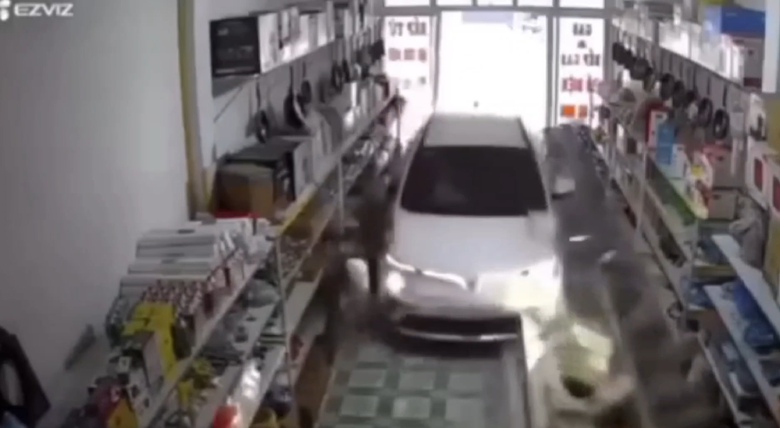 Tuy&ecirc;n Quang: &Ocirc; t&ocirc; lao v&agrave;o nh&agrave; d&acirc;n t&ocirc;ng b&eacute; g&aacute;i tử vong- Ảnh 1.