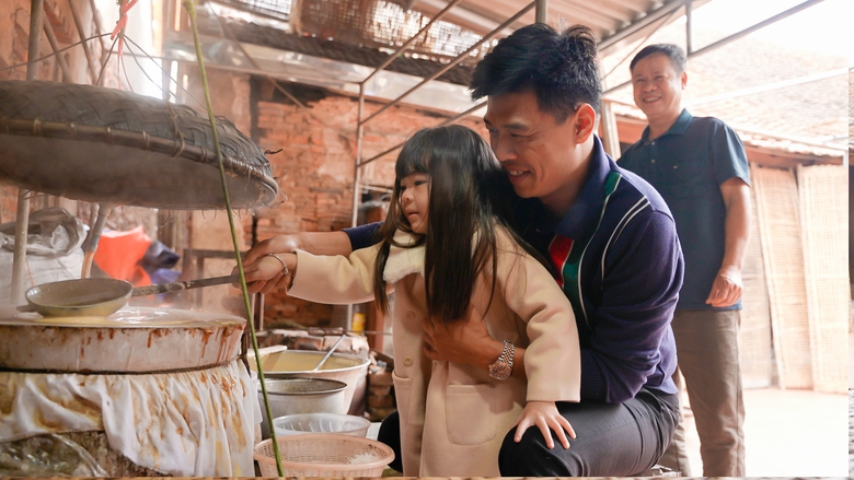 Khoảnh khắc ý nghĩa của bố con Trung Ruồi tại Trung tâm điều dưỡng thương binh Thuận Thành- Ảnh 2. Khoảnh khắc ý nghĩa của bố con Trung Ruồi tại Trung tâm điều dưỡng thương binh Thuận Thành- Ảnh 2.