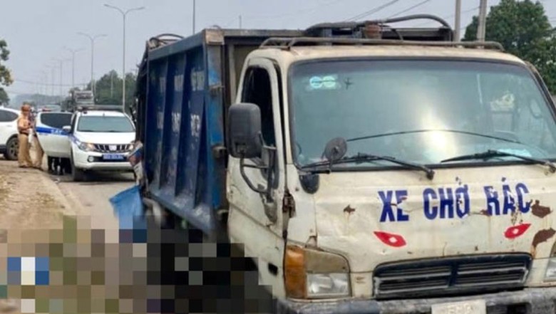 Hiện trường vụ tai nạn khiến nhân viên thu gom rác tử vong tại chỗ. Hiện trường vụ tai nạn khiến nhân viên thu gom rác tử vong tại chỗ.