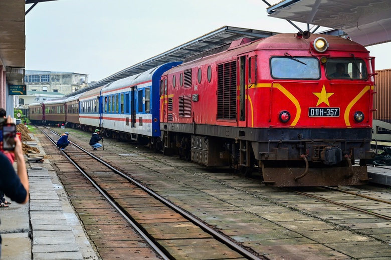 Đo&agrave;n t&agrave;u lửa hạng sang của Đường sắt Việt Nam chở kh&aacute;ch du lịch xuy&ecirc;n Việt đến Huế- Ảnh 1.