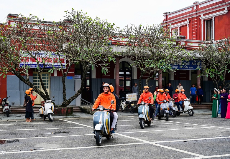 Đo&agrave;n t&agrave;u lửa hạng sang của Đường sắt Việt Nam chở kh&aacute;ch du lịch xuy&ecirc;n Việt đến Huế- Ảnh 6.