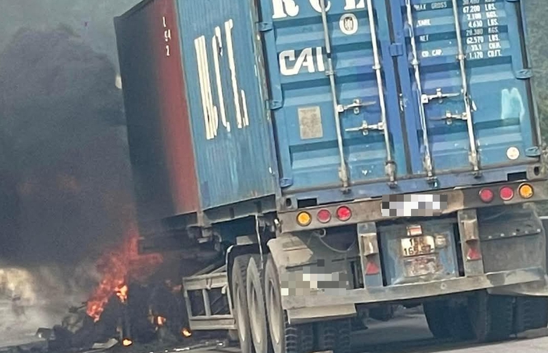 Xe container đang chạy bỗng bốc ch&aacute;y tr&ecirc;n cao tốc Diễn Ch&acirc;u - B&atilde;i Vọt- Ảnh 1.