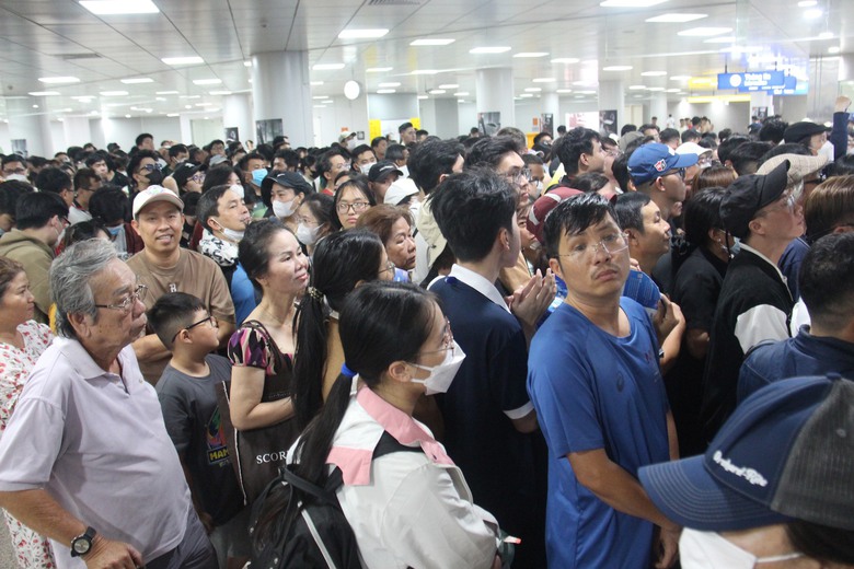 Choáng với lượng hành khách trong ngày đầu trải nghiệm metro số 1- Ảnh 3. Choáng với lượng hành khách trong ngày đầu trải nghiệm metro số 1- Ảnh 3.