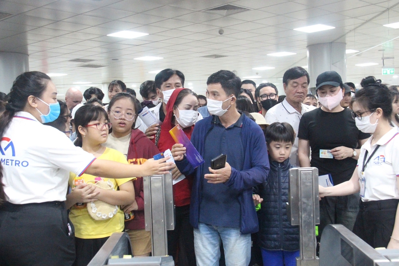 H&agrave;nh kh&aacute;ch h&aacute;o hức tr&ecirc;n chuyến metro đầu ti&ecirc;n của TP.HCM- Ảnh 7.