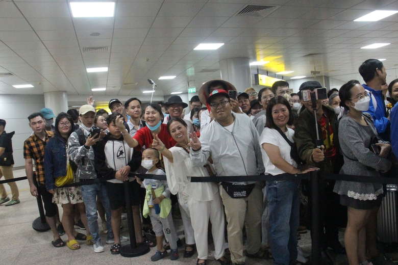 H&agrave;nh kh&aacute;ch h&aacute;o hức tr&ecirc;n chuyến metro đầu ti&ecirc;n của TP.HCM- Ảnh 6.