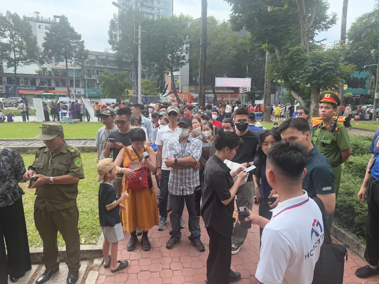 H&agrave;nh kh&aacute;ch h&aacute;o hức tr&ecirc;n chuyến metro đầu ti&ecirc;n của TP.HCM- Ảnh 5.