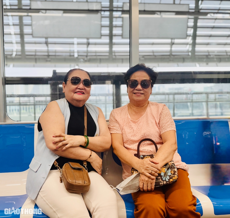 H&agrave;nh kh&aacute;ch h&aacute;o hức tr&ecirc;n chuyến metro đầu ti&ecirc;n của TP.HCM- Ảnh 9.