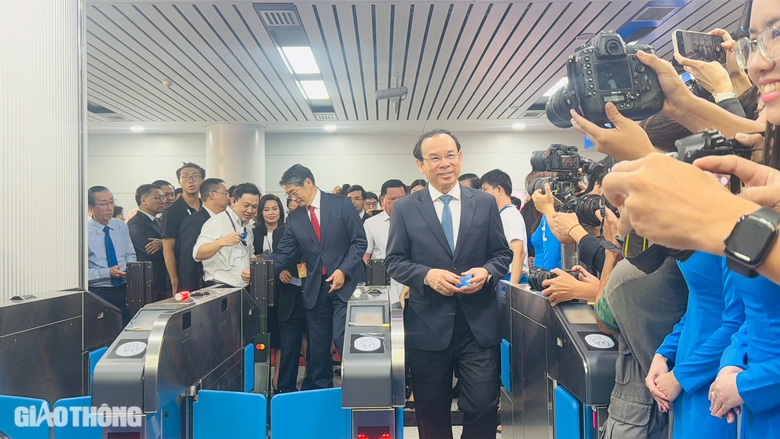H&agrave;nh kh&aacute;ch h&aacute;o hức tr&ecirc;n chuyến metro đầu ti&ecirc;n của TP.HCM- Ảnh 1.