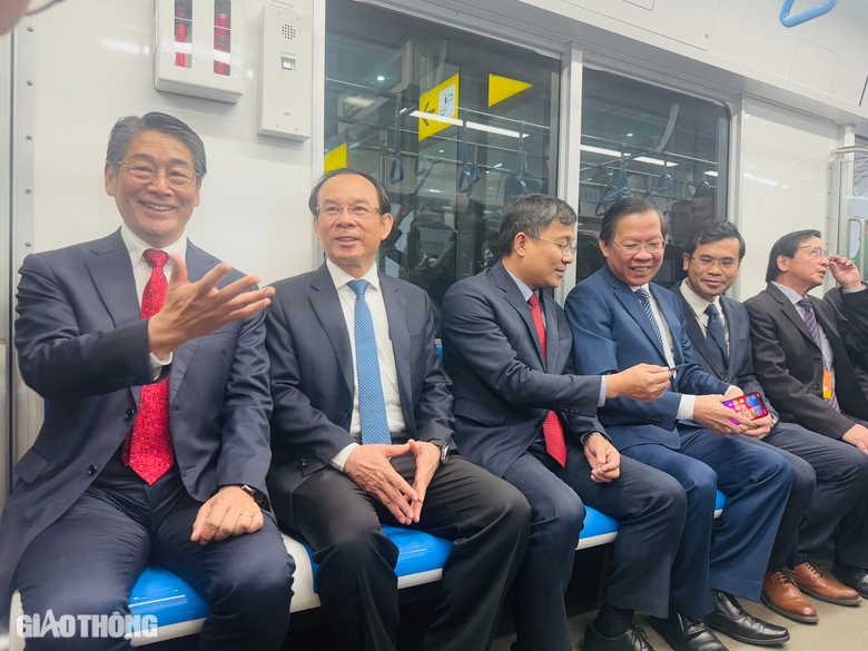 H&agrave;nh kh&aacute;ch h&aacute;o hức tr&ecirc;n chuyến metro đầu ti&ecirc;n của TP.HCM- Ảnh 2.