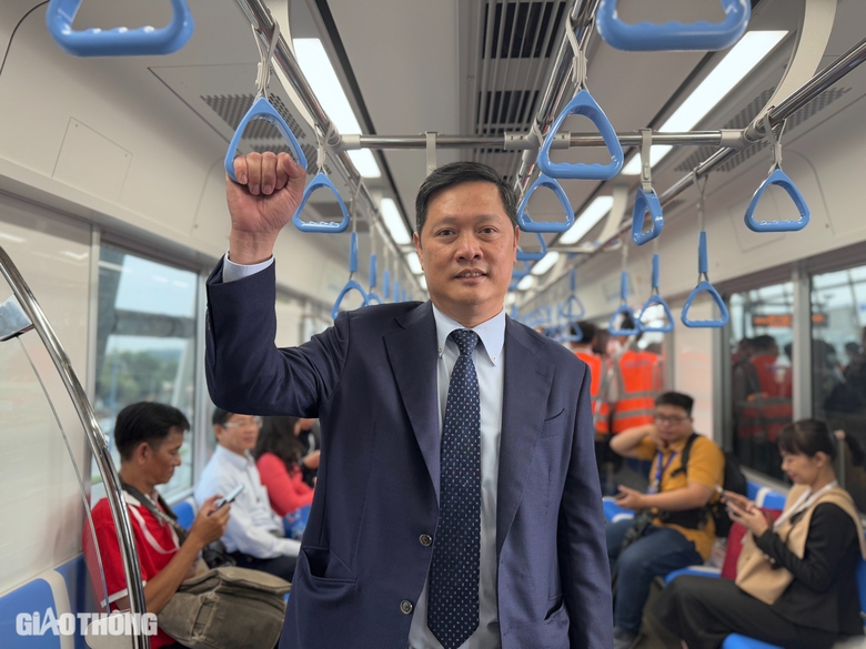 H&agrave;nh kh&aacute;ch h&aacute;o hức tr&ecirc;n chuyến metro đầu ti&ecirc;n của TP.HCM- Ảnh 3.