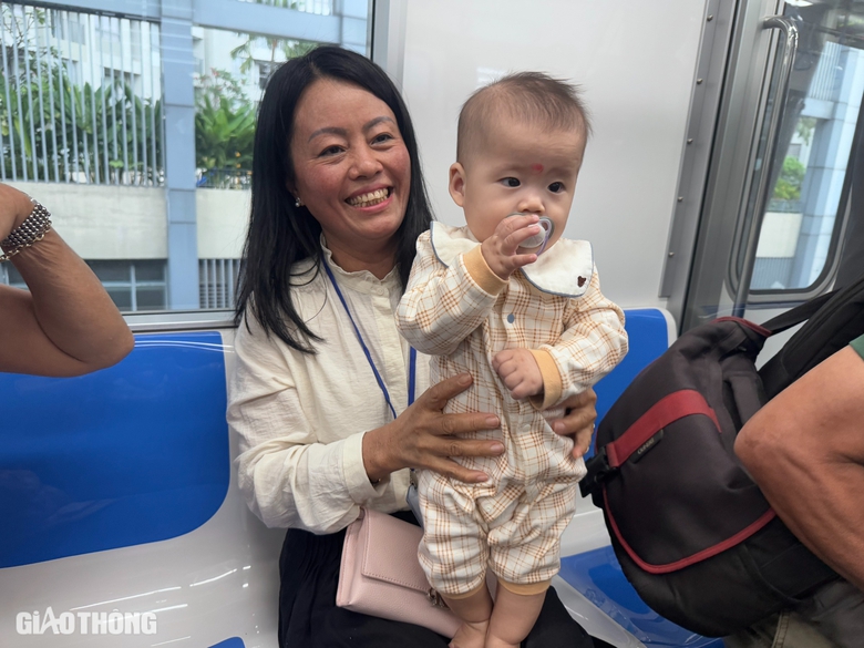 H&agrave;nh kh&aacute;ch h&aacute;o hức tr&ecirc;n chuyến metro đầu ti&ecirc;n của TP.HCM- Ảnh 4.