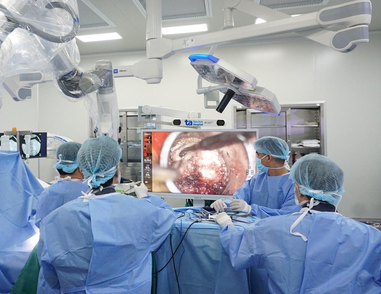 Bệnh viện Đa khoa T&acirc;m Anh TP.HCM c&ocirc;ng bố 100 ca mổ n&atilde;o, tủy sống th&agrave;nh c&ocirc;ng bằng robot AI- Ảnh 3.
