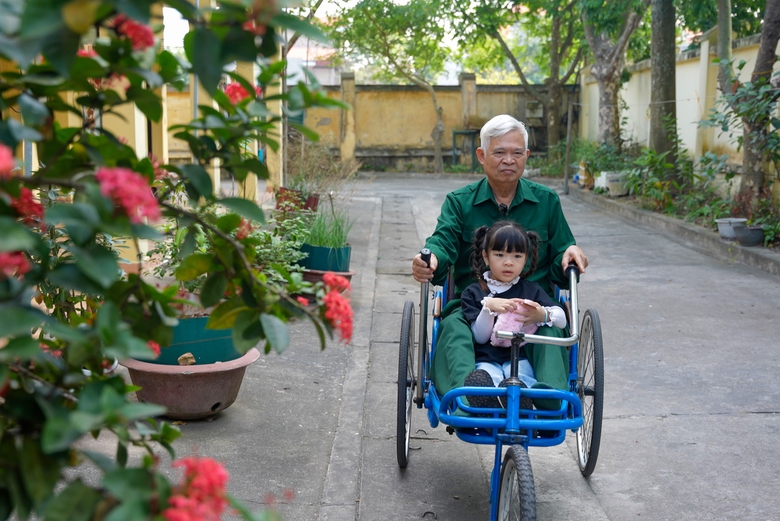 Khoảnh khắc ý nghĩa của bố con Trung Ruồi tại Trung tâm điều dưỡng thương binh Thuận Thành- Ảnh 6. Khoảnh khắc ý nghĩa của bố con Trung Ruồi tại Trung tâm điều dưỡng thương binh Thuận Thành- Ảnh 6.