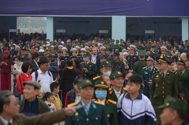 Người dân thích thú trải nghiệm vũ khí tại triển lãm quốc phòng- Ảnh 4. Người dân thích thú trải nghiệm vũ khí tại triển lãm quốc phòng- Ảnh 4.