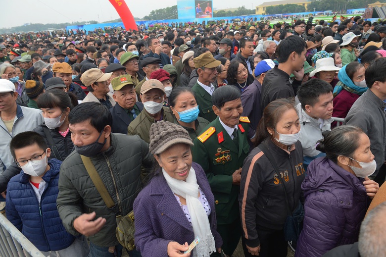 Người dân thích thú trải nghiệm vũ khí tại triển lãm quốc phòng- Ảnh 1. Người dân thích thú trải nghiệm vũ khí tại triển lãm quốc phòng- Ảnh 1.