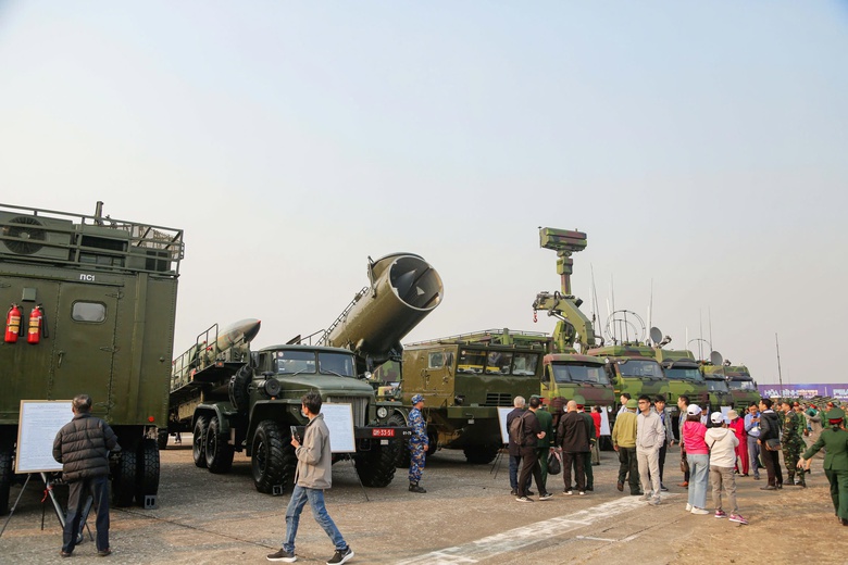 Người dân thích thú trải nghiệm vũ khí tại triển lãm quốc phòng- Ảnh 3. Người dân thích thú trải nghiệm vũ khí tại triển lãm quốc phòng- Ảnh 3.