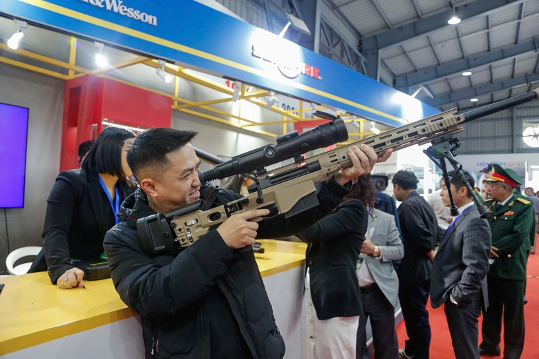 Người dân thích thú trải nghiệm vũ khí tại triển lãm quốc phòng- Ảnh 11. Người dân thích thú trải nghiệm vũ khí tại triển lãm quốc phòng- Ảnh 11.