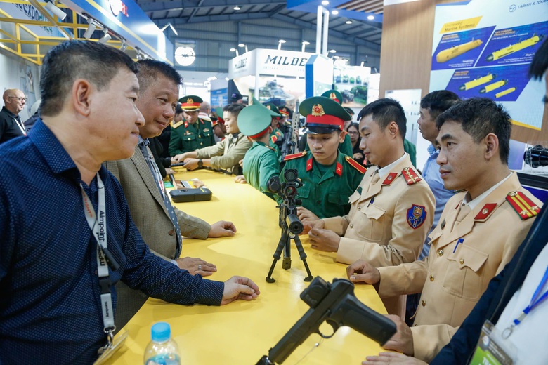 Người dân thích thú trải nghiệm vũ khí tại triển lãm quốc phòng- Ảnh 9. Người dân thích thú trải nghiệm vũ khí tại triển lãm quốc phòng- Ảnh 9.
