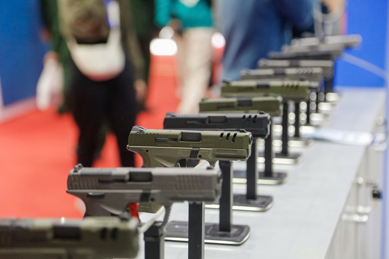 Người dân thích thú trải nghiệm vũ khí tại triển lãm quốc phòng- Ảnh 14. Người dân thích thú trải nghiệm vũ khí tại triển lãm quốc phòng- Ảnh 14.