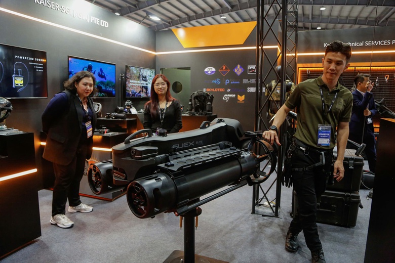 Người dân thích thú trải nghiệm vũ khí tại triển lãm quốc phòng- Ảnh 12. Người dân thích thú trải nghiệm vũ khí tại triển lãm quốc phòng- Ảnh 12.