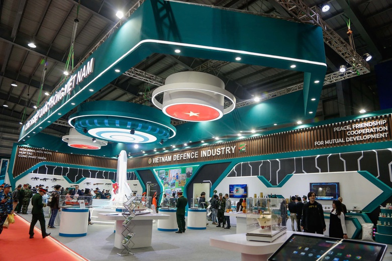 Người dân thích thú trải nghiệm vũ khí tại triển lãm quốc phòng- Ảnh 6. Người dân thích thú trải nghiệm vũ khí tại triển lãm quốc phòng- Ảnh 6.