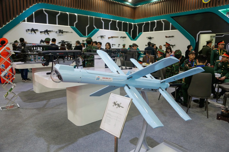 Người dân thích thú trải nghiệm vũ khí tại triển lãm quốc phòng- Ảnh 8. Người dân thích thú trải nghiệm vũ khí tại triển lãm quốc phòng- Ảnh 8.