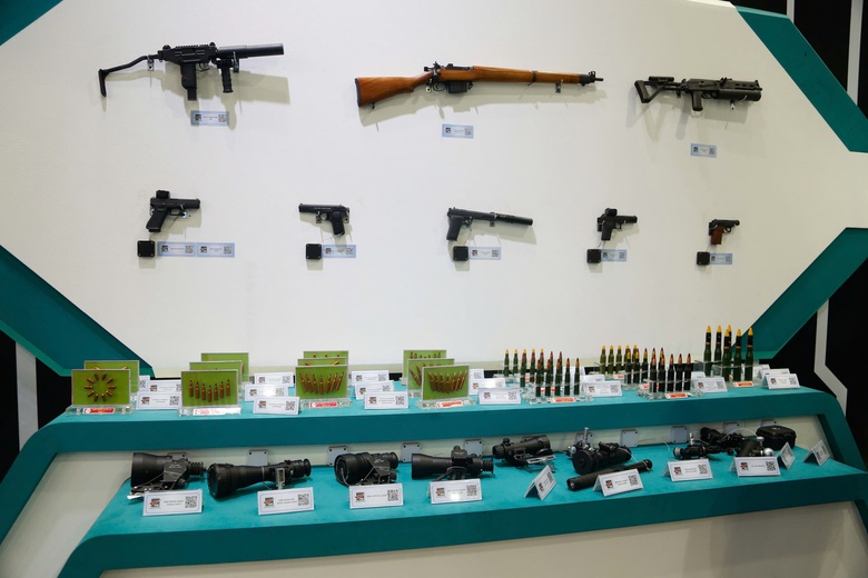 Người dân thích thú trải nghiệm vũ khí tại triển lãm quốc phòng- Ảnh 13. Người dân thích thú trải nghiệm vũ khí tại triển lãm quốc phòng- Ảnh 13.